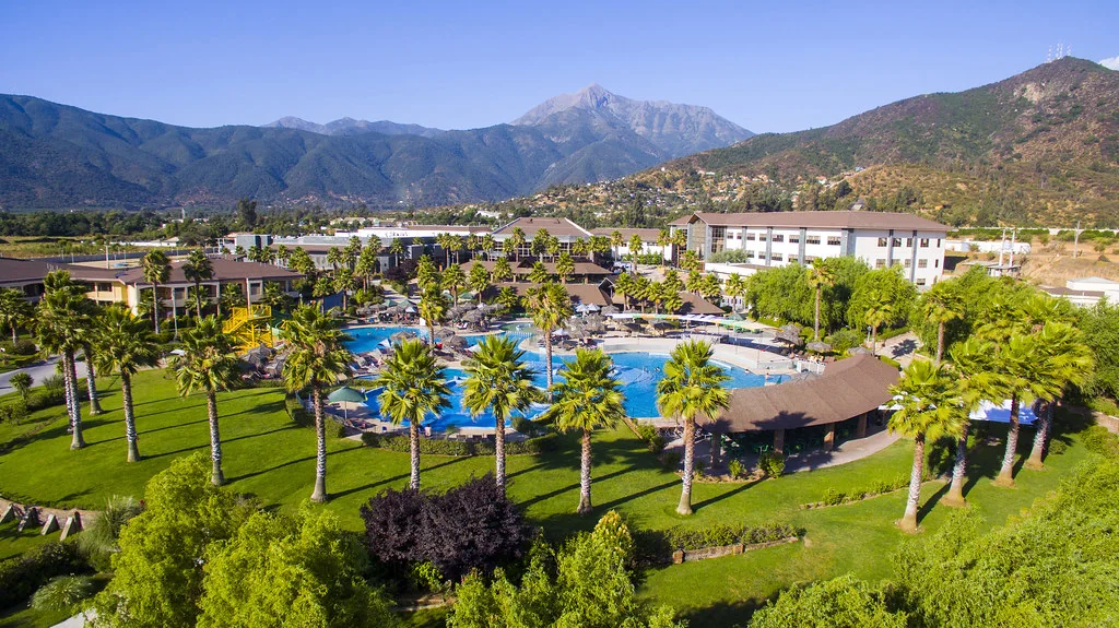 Vista aérea del hotel Rosa Agustina con sus piscinas y los cerros de Olmué